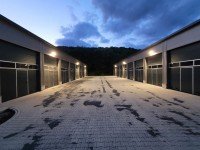 Bild (75a0a3260874d2b2349afc19cb38536c): XXL-Garage mit Sektionaltor in H�xter